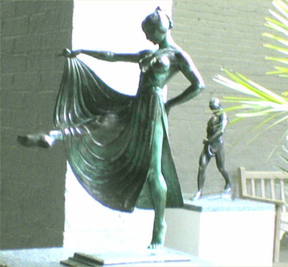 BrookfieldGardens29-statues